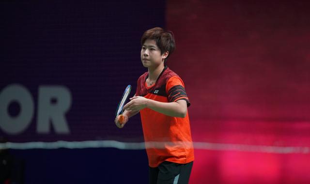 缩在底线外 缩在底线外